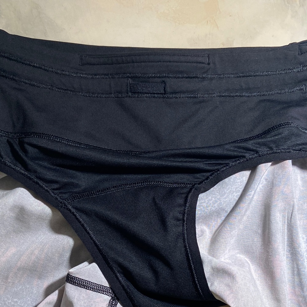 Lululemon Hotty Hot Shorts Size 4, 
4” inseam - Picture 5 of 9